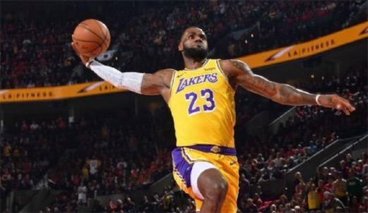 歷史首位3萬分9千籃板9千助攻籃球球員 勒布朗在湖人主場迎戰獨行俠創造記錄