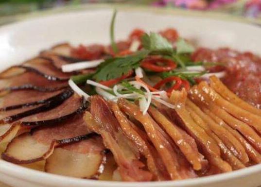 湘菜酒席中的十道菜排名,剁椒魚頭鮮辣可口、辣椒炒肉非常經典