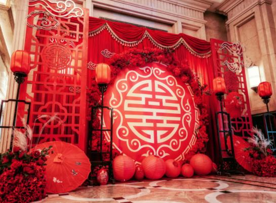 結(jié)婚當(dāng)天必須鋪大紅色嗎?剛結(jié)婚晚上出門(mén)可以嗎 結(jié)婚當(dāng)天必須鋪大紅色嗎?剛結(jié)婚晚上出門(mén)可以嗎