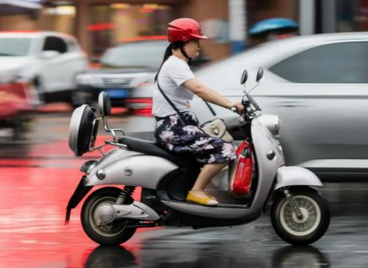 電動車四格電剩三格還可跑多遠?電動車2個月沒用充電亮綠燈怎么回事 電動車四格電剩三格還可跑多遠?電動車2個月沒用充電亮綠燈怎么回事
