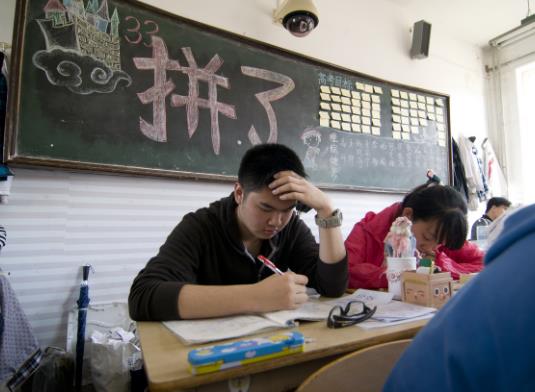 2023年高考人數(shù)大概是多少人?2023年高考生可以復(fù)讀嗎 2023年高考人數(shù)大概是多少人?2023年高考生可以復(fù)讀嗎