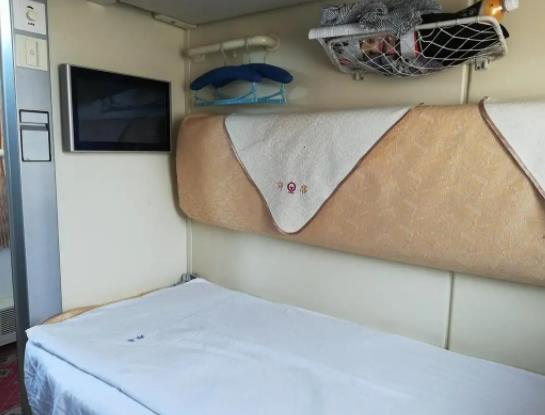 火車硬臥的上鋪是不是很難上下?女生坐硬臥時鞋放哪里 火車硬臥的上鋪是不是很難上下?女生坐硬臥時鞋放哪里