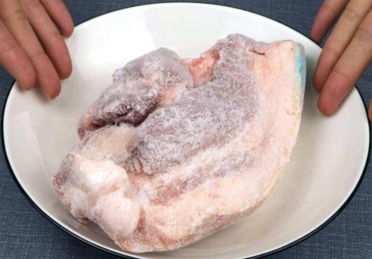 解凍肉為什么不用熱水?解凍肉放冷藏一晚上會壞嗎 解凍肉為什么不用熱水?解凍肉放冷藏一晚上會壞嗎
