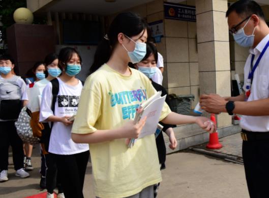 高考只要分數夠了就能上嗎?高考學生穿衣服有講究嗎 高考只要分數夠了就能上嗎?高考學生穿衣服有講究嗎