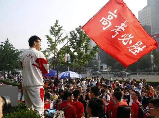 高考送考家長有沒有必要穿旗袍?為什么高考中的考試卷不相同 高考送考家長有沒有必要穿旗袍?為什么高考中的考試卷不相同
