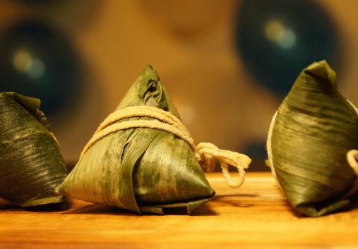 粽子煮好了放在鍋第二天撈行嗎?煮粽子的水要淹沒粽子嗎 粽子煮好了放在鍋第二天撈行嗎?煮粽子的水要淹沒粽子嗎