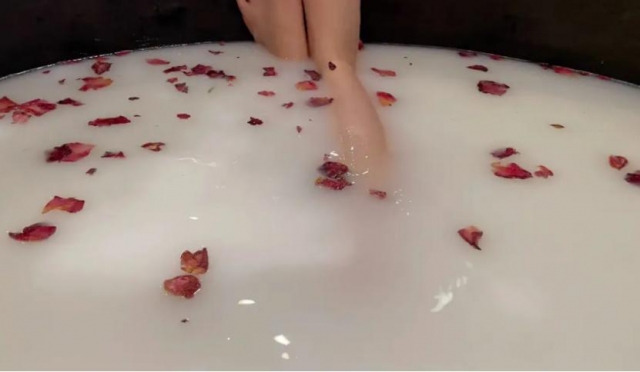 牛奶浴用什么牛奶最好?牛奶浴的危害 牛奶浴用什么牛奶最好?牛奶浴的危害