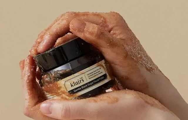 大腿內側黑可以用磨砂膏嗎?磨砂膏后涂蘆薈膠的作用 大腿內側黑可以用磨砂膏嗎?磨砂膏后涂蘆薈膠的作用