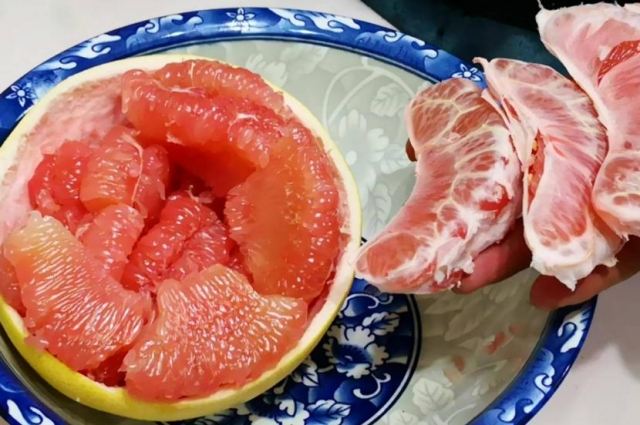 柚子煮熟了發(fā)苦能吃嗎 紅心柚子有什么功效啊 柚子煮熟了發(fā)苦能吃嗎 紅心柚子有什么功效啊