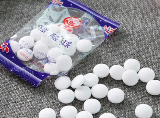 樟腦丸不撕開小包裝有用嗎?衣服被樟腦丸弄黃了怎么辦 樟腦丸不撕開小包裝有用嗎?衣服被樟腦丸弄黃了怎么辦