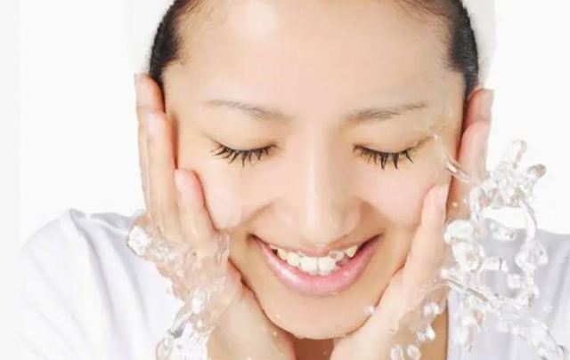 怎樣卸妝才算徹底干凈 先潔面后卸妝傷皮膚嗎 怎樣卸妝才算徹底干凈 先潔面后卸妝傷皮膚嗎