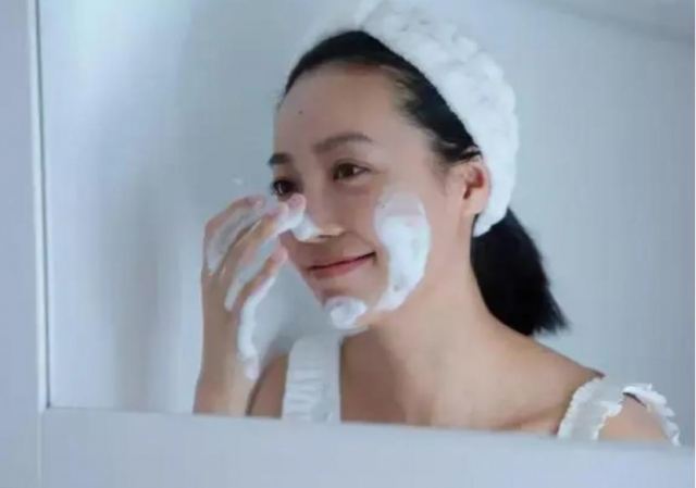 洗面奶和卸妝油的區別 卸妝油和洗面奶哪個好 洗面奶和卸妝油的區別 卸妝油和洗面奶哪個好