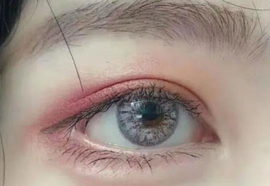 美瞳磨眼睛怎么辦?戴美瞳老是眨眼怎么辦 美瞳磨眼睛怎么辦?戴美瞳老是眨眼怎么辦