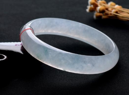 金手鐲和銀手鐲能一起戴嗎?玉手鐲和黃金手鐲是一樣的圈口嗎 金手鐲和銀手鐲能一起戴嗎?玉手鐲和黃金手鐲是一樣的圈口嗎