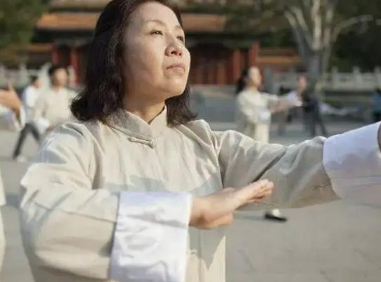 八段錦治好了我的強(qiáng)直是什么情況?練八段錦的排毒現(xiàn)象 八段錦治好了我的強(qiáng)直是什么情況?練八段錦的排毒現(xiàn)象
