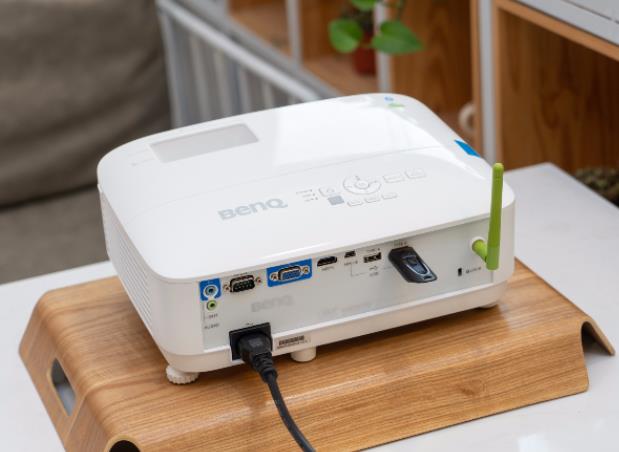 明基E580投影儀好用嗎 外觀商務畫質高清視頻畫面順滑流暢