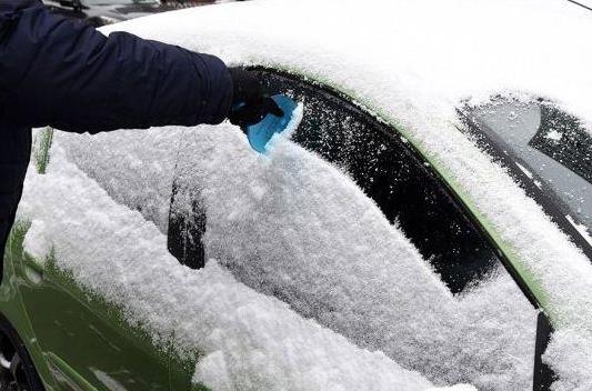 車上的雪掃了好還是不掃好?車上的積雪用布擦下來會傷害車漆嗎?