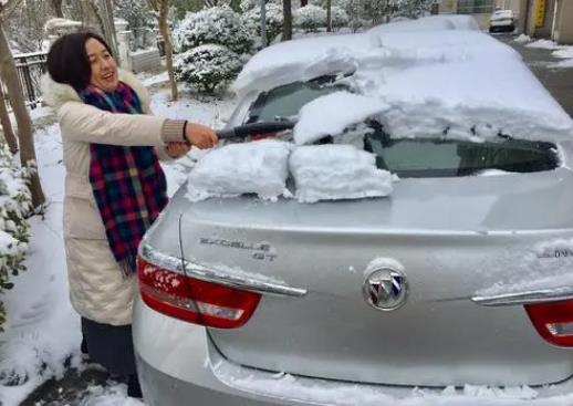車上的雪掃了好還是不掃好?車上的積雪用布擦下來會傷害車漆嗎?