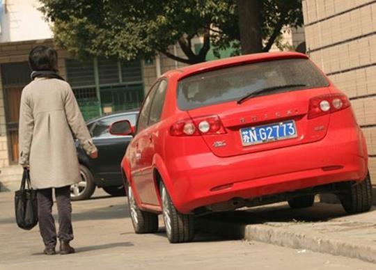 汽車斜著一高一低30度停放會怎樣?停車不平對車有損害嗎?