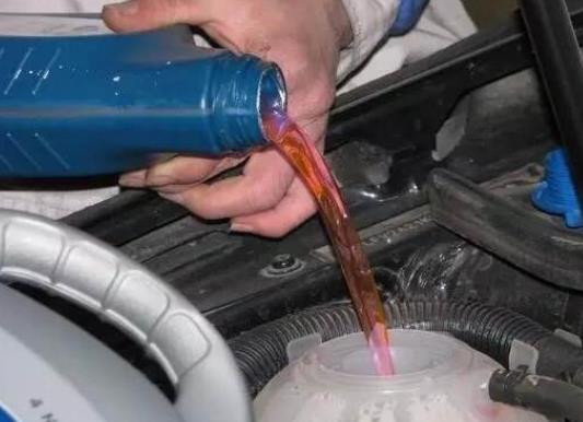 副水箱防凍液能加滿嗎?汽車防凍液怎么加才好