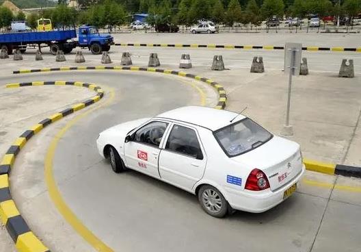 正規駕校幾個人一輛車?駕校報名了退錢麻煩嗎