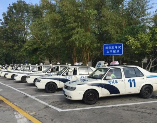 學車時為什么容易曖昧?駕校教練很容易追到女學員嗎